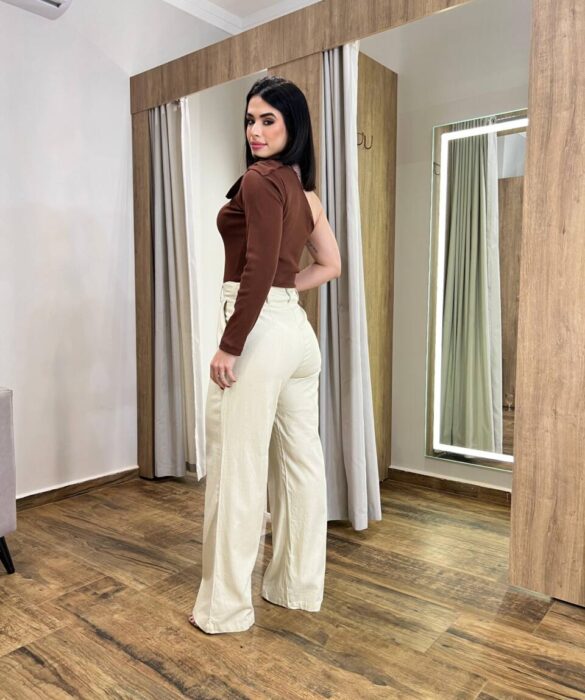 Calça Feminina Pantalona Bianca Nude com Botão Encapado - Fernanda Ramos Store