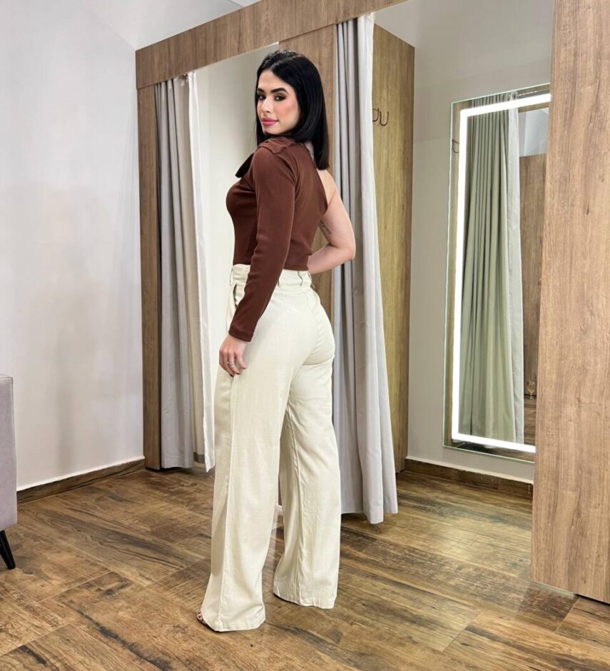 Calça Feminina Pantalona Bianca Nude com Botão Encapado - Fernanda Ramos Store