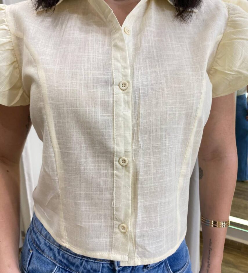 Cropped Feminino Alongado Cléo Manga Curta com Botões Creme - Fernanda Ramos Store