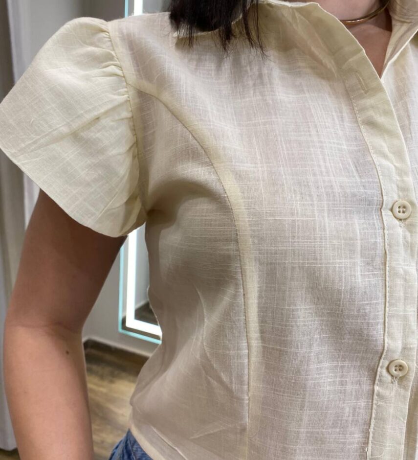 Cropped Feminino Alongado Cléo Manga Curta com Botões Creme - Fernanda Ramos Store
