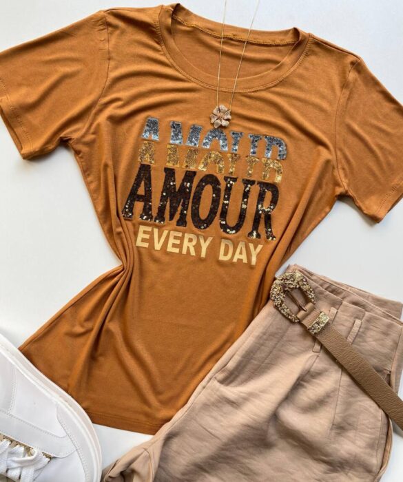 T-shirt Feminina Manga Curta Amour Every Day Caramelo - Fernanda Ramos Store