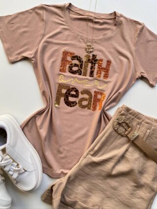 T-shirt Feminina Manga Curta Faith Over Fear Bege Escuro - Fernanda Ramos Store