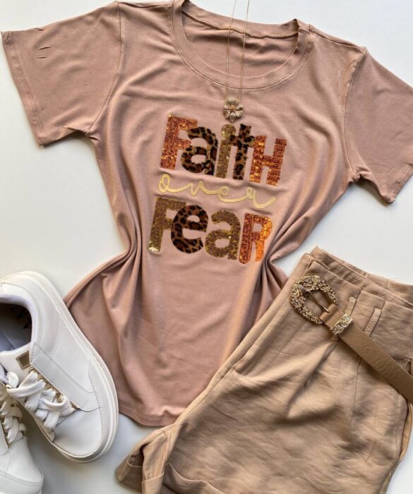 T-shirt Feminina Manga Curta Faith Over Fear Bege Escuro - Fernanda Ramos Store