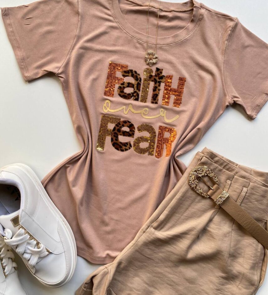 T-shirt Feminina Manga Curta Faith Over Fear Bege Escuro - Fernanda Ramos Store