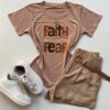 T-shirt Feminina Manga Curta Faith Over Fear Bege Escuro - Fernanda Ramos Store