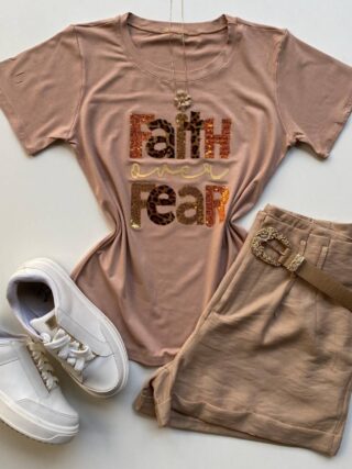 T-shirt Feminina Manga Curta Faith Over Fear Bege Escuro - Fernanda Ramos Store