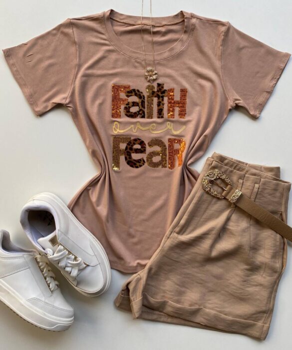 T-shirt Feminina Manga Curta Faith Over Fear Bege Escuro - Fernanda Ramos Store