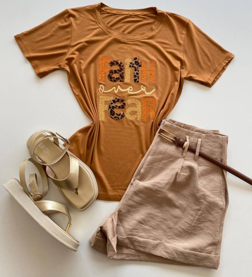 T-shirt Feminina Manga Curta Faith Over Fear Caramelo - Fernanda Ramos Store