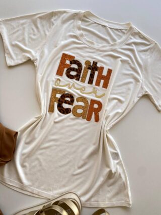 T-shirt Feminina Manga Curta Faith Over Fear Off White - Fernanda Ramos Store