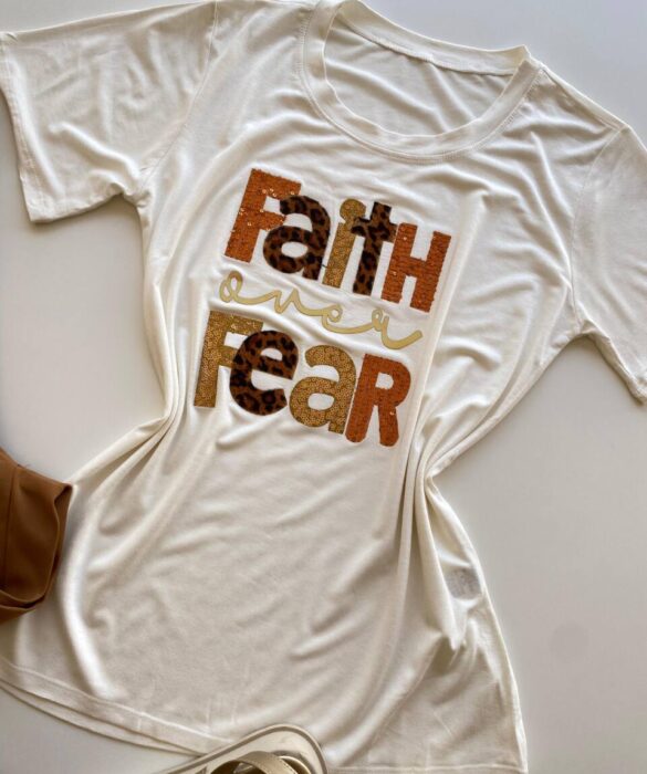 T-shirt Feminina Manga Curta Faith Over Fear Off White - Fernanda Ramos Store