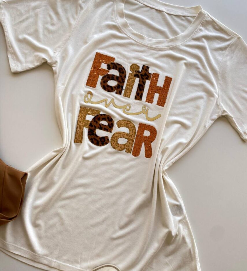 T-shirt Feminina Manga Curta Faith Over Fear Off White - Fernanda Ramos Store