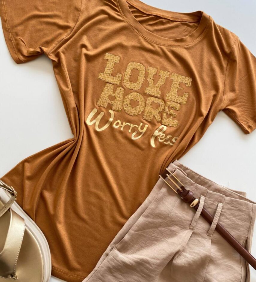 T-shirt Feminina Manga Curta Love More Caramelo - Fernanda Ramos Store