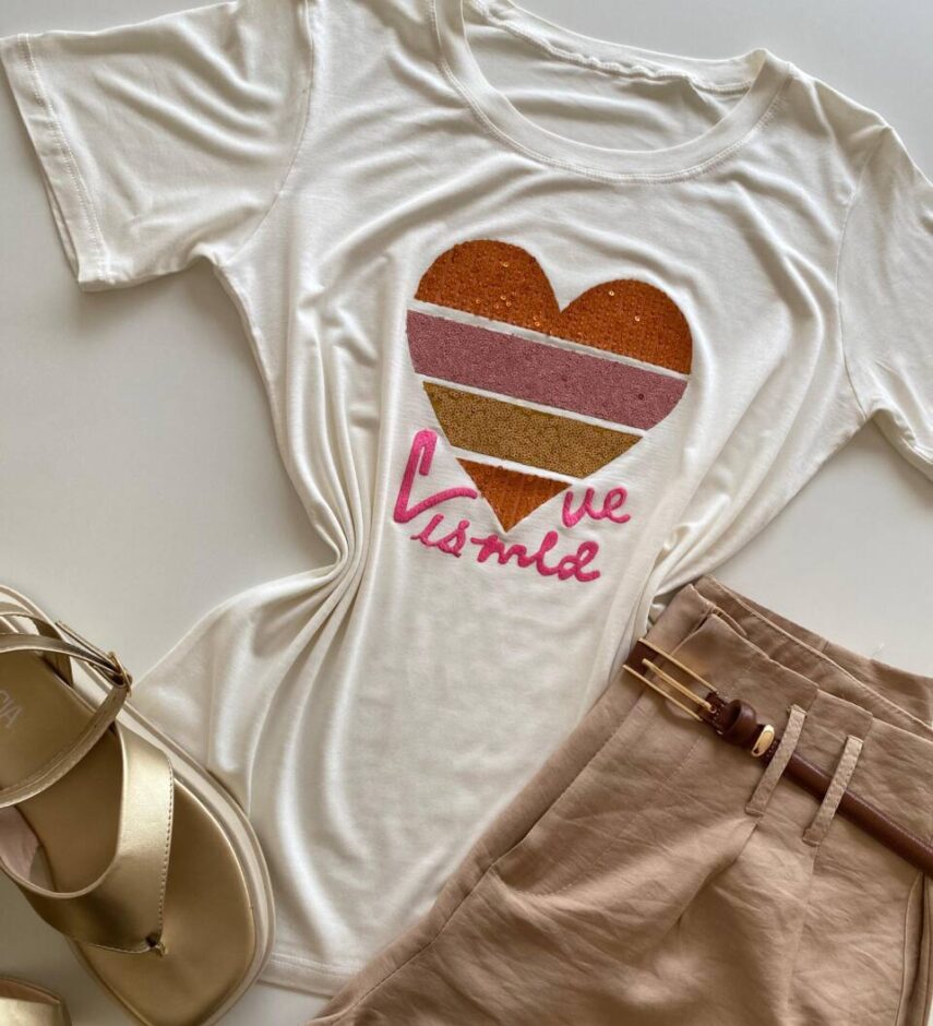 T-shirt Feminina Manga Curta Off White com Estampa de Coração - Fernanda Ramos Store