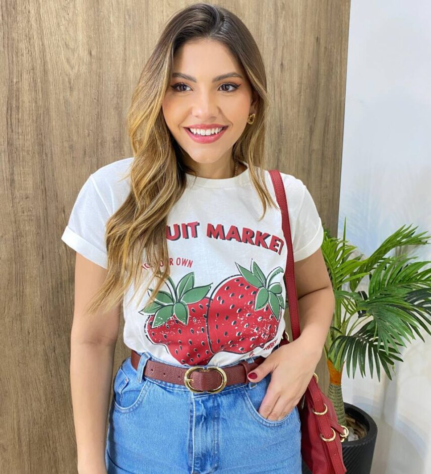 T-shirt Feminina Manga Curta Off White Strawberries - Fernanda Ramos Store
