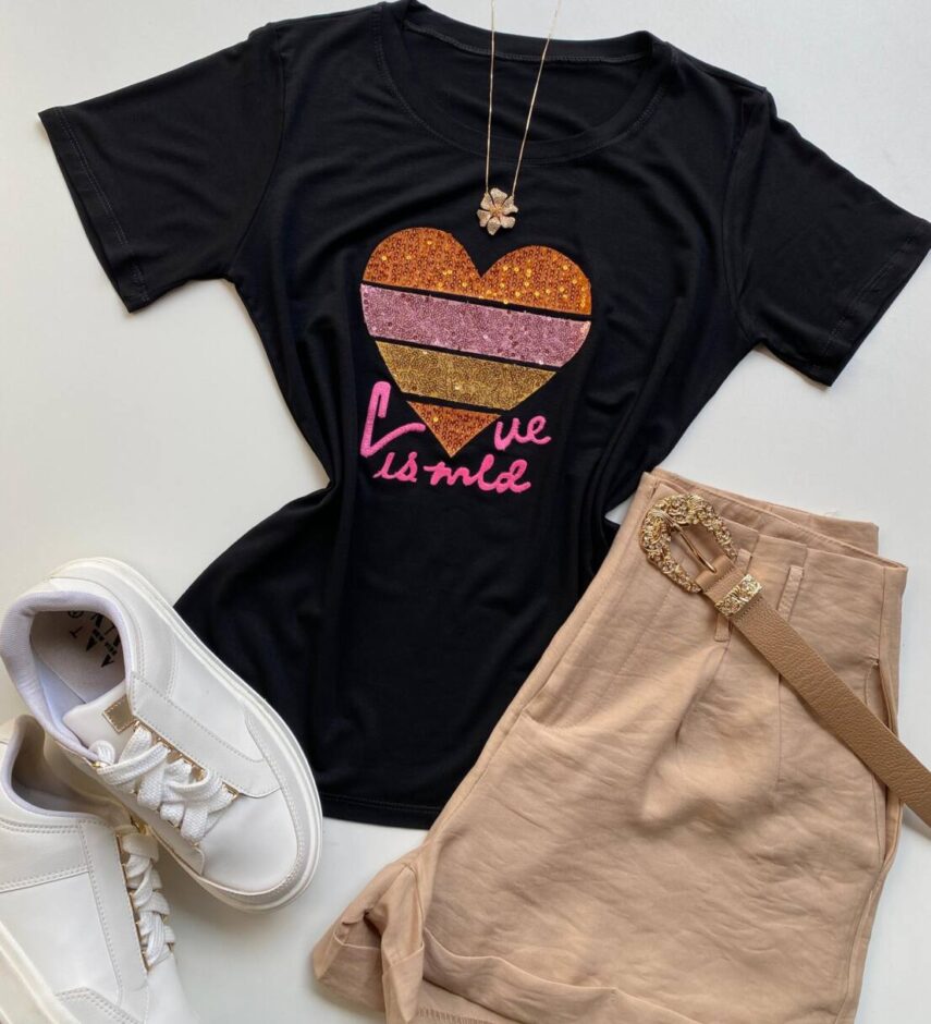 T-shirt Feminina Manga Curta Preta com Estampa de Coração - Fernanda Ramos Store