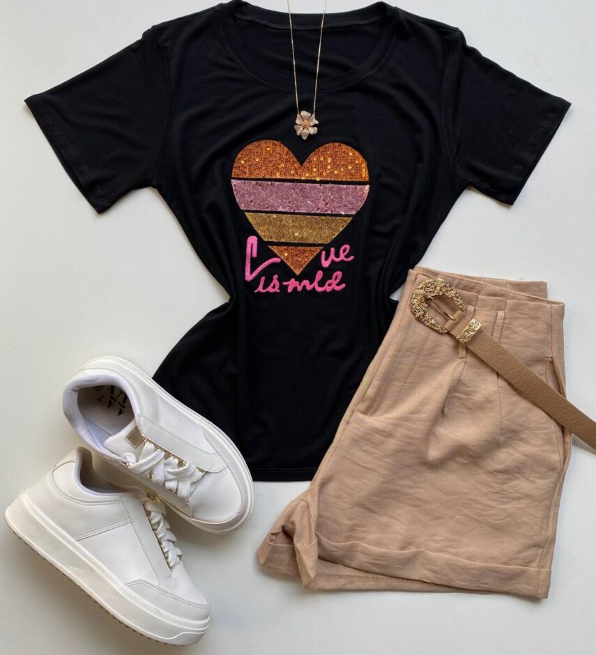T-shirt Feminina Manga Curta Preta com Estampa de Coração - Fernanda Ramos Store