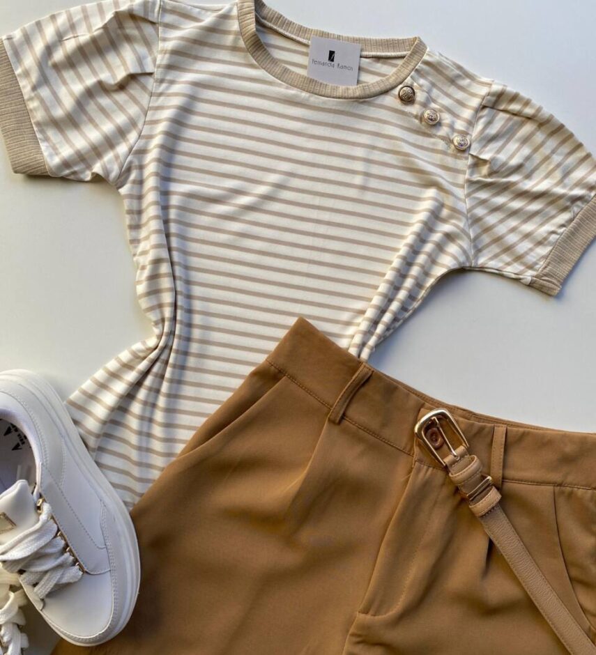 Blusa Feminina Manga Curta Off White com Listras Bege e Botões - Fernanda Ramos Store