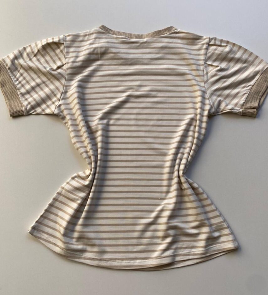 Blusa Feminina Manga Curta Off White com Listras Bege e Botões - Fernanda Ramos Store