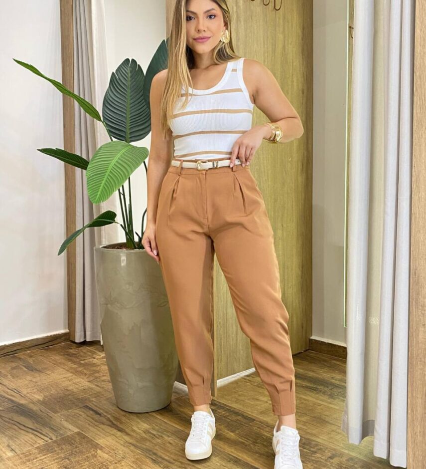 Calça Cenoura Feminina Jade com Detalhe de Zíper na Barra Caramelo - Fernanda Ramos Store