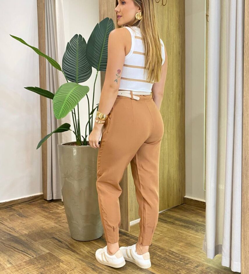 Calça Cenoura Feminina Jade com Detalhe de Zíper na Barra Caramelo - Fernanda Ramos Store