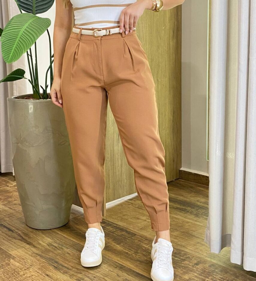 Calça Cenoura Feminina Jade com Detalhe de Zíper na Barra Caramelo - Fernanda Ramos Store