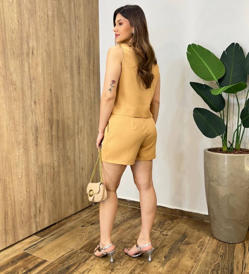 Conjunto Feminino Alfaiataria Chloe Cropped e Short com Cinto Bege - Fernanda Ramos Store