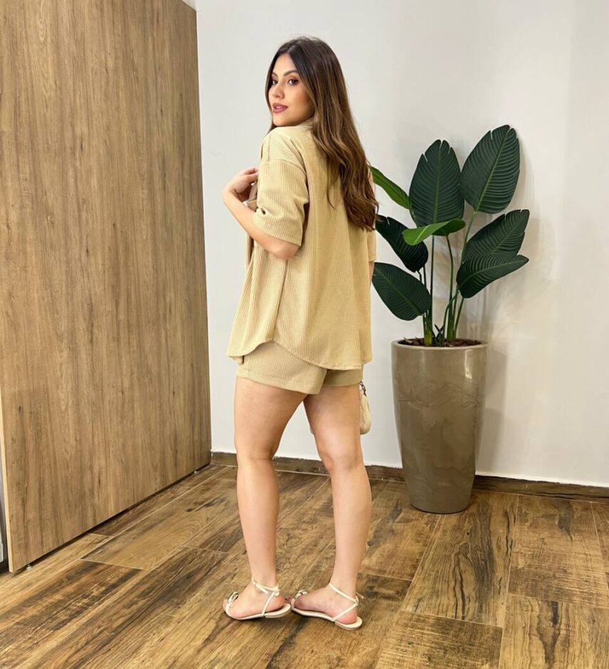 Conjunto Feminino Clara Camisa com Bolso e Short Bege - Fernanda Ramos Store