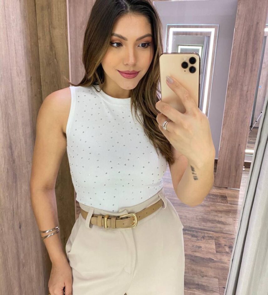 Cropped Feminino Canelado Mel sem Bojo Aplicações em Strass Branco - Fernanda Ramos Store