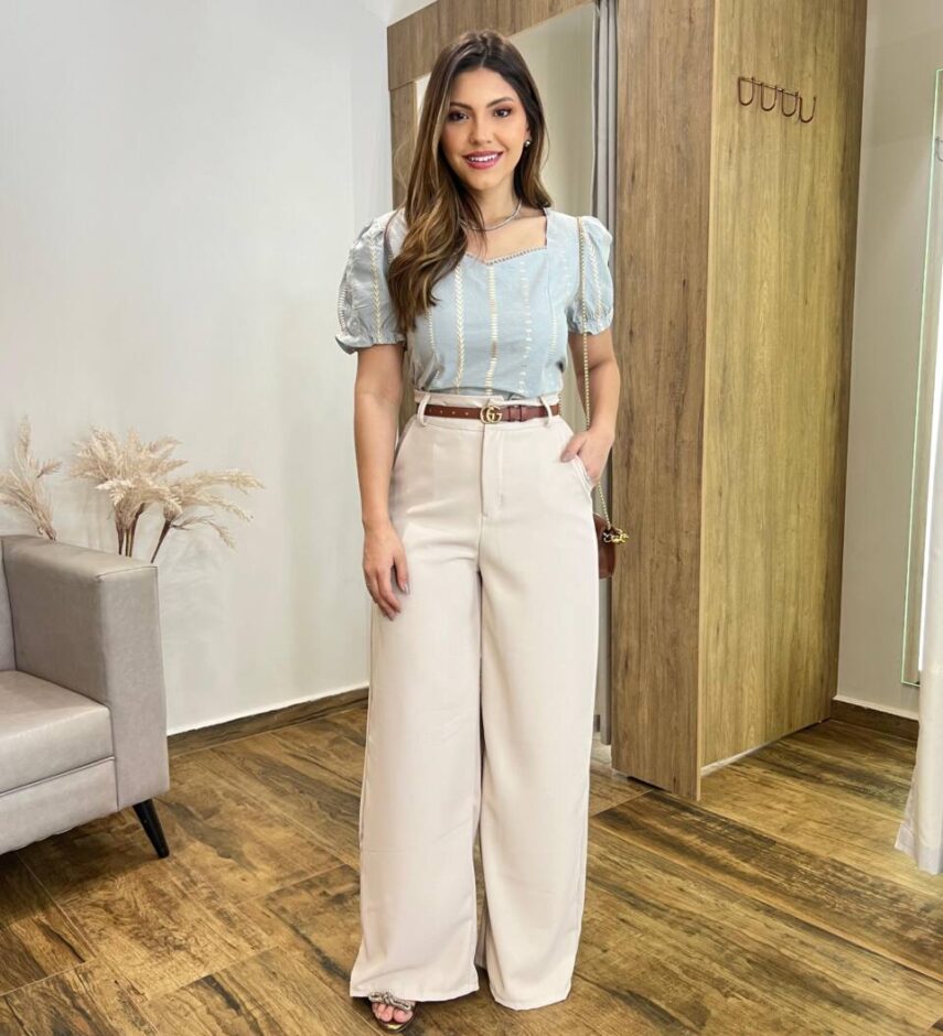 Cropped Feminino Manga Curta Isis Lastex com Detalhes Bordado Cinza - Fernanda Ramos Store