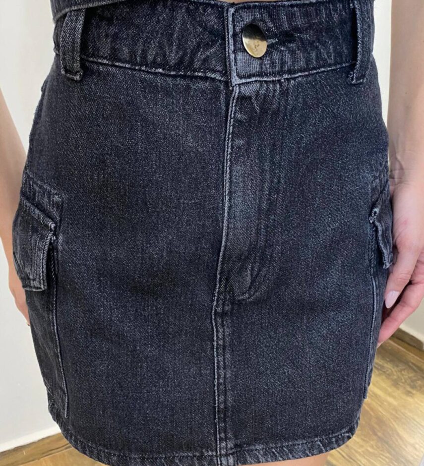 Saia Jeans Curta Pietra Cargo com Bolsos Preta - Fernanda Ramos Store