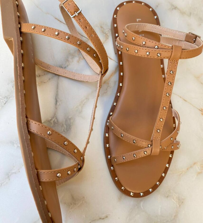 Sandália Feminina Angra com Detalhe em Tachas Caramelo - Fernanda Ramos Store