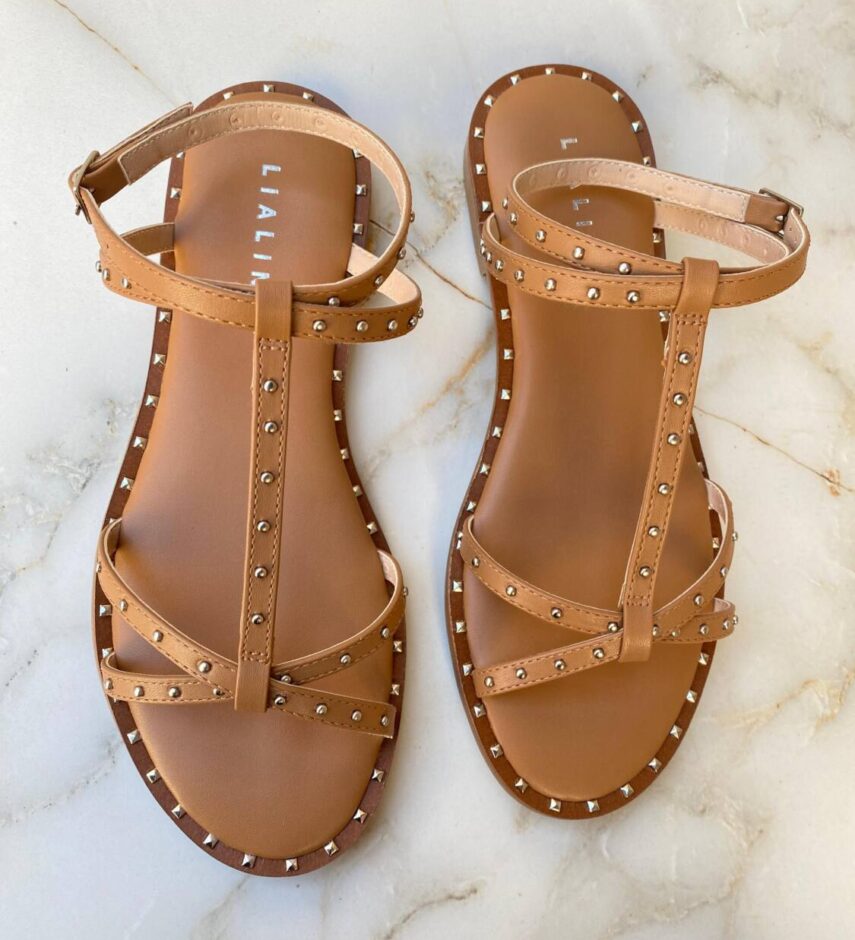 Sandália Feminina Angra com Detalhe em Tachas Caramelo - Fernanda Ramos Store