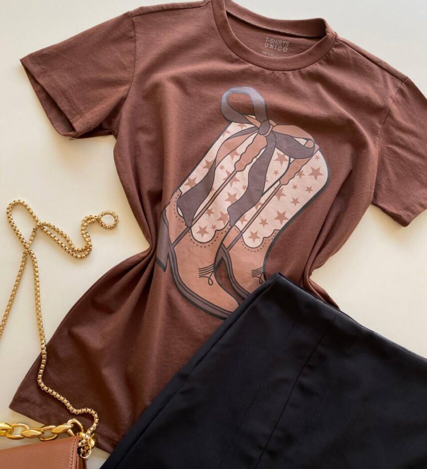 T-shirt Feminina Manga Curta Estampa de Bota Marrom - Fernanda Ramos Store