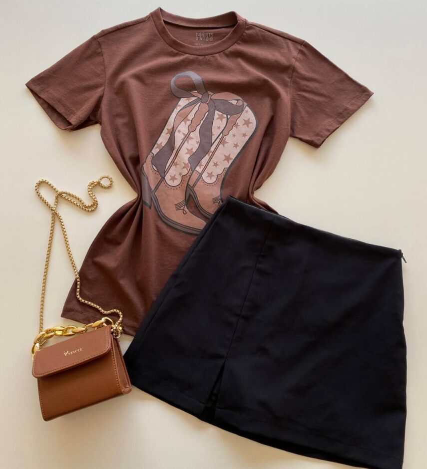 T-shirt Feminina Manga Curta Estampa de Bota Marrom - Fernanda Ramos Store