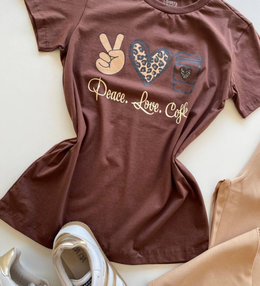 T-shirt Feminina Manga Curta Marrom Peace Love Coffee - Fernanda Ramos Store