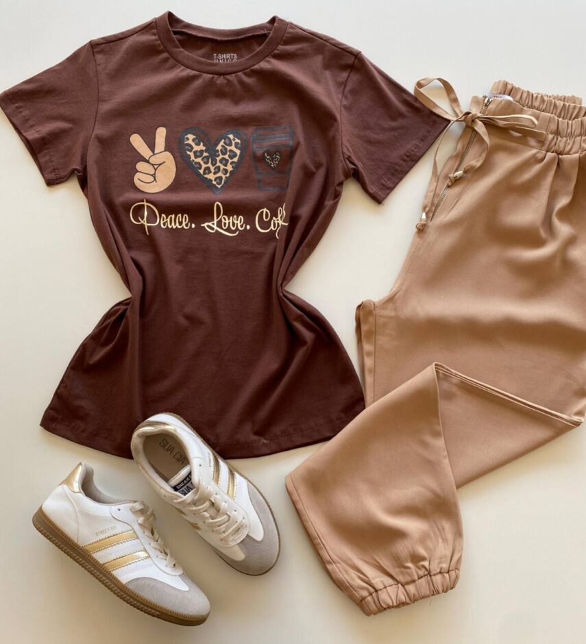 T-shirt Feminina Manga Curta Marrom Peace Love Coffee - Fernanda Ramos Store