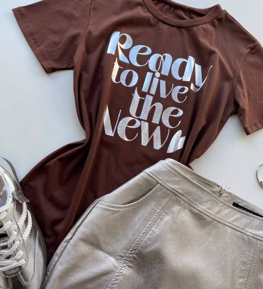 T-shirt Feminina Manga Curta Marrom Ready to Live the New - Fernanda Ramos Store
