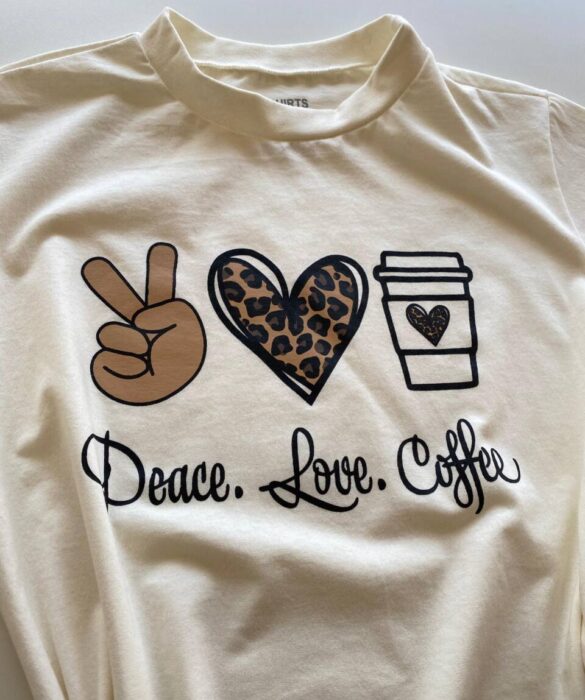 T-shirt Feminina Manga Curta Off White Peace Love Coffee - Fernanda Ramos Store