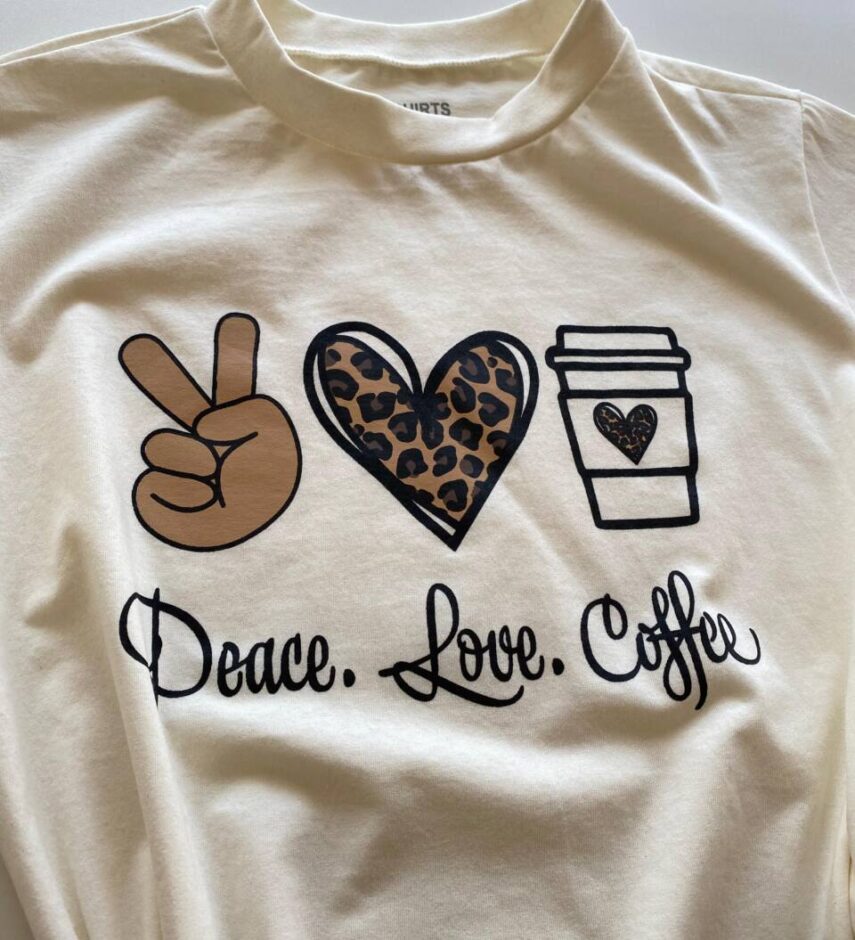 T-shirt Feminina Manga Curta Off White Peace Love Coffee - Fernanda Ramos Store