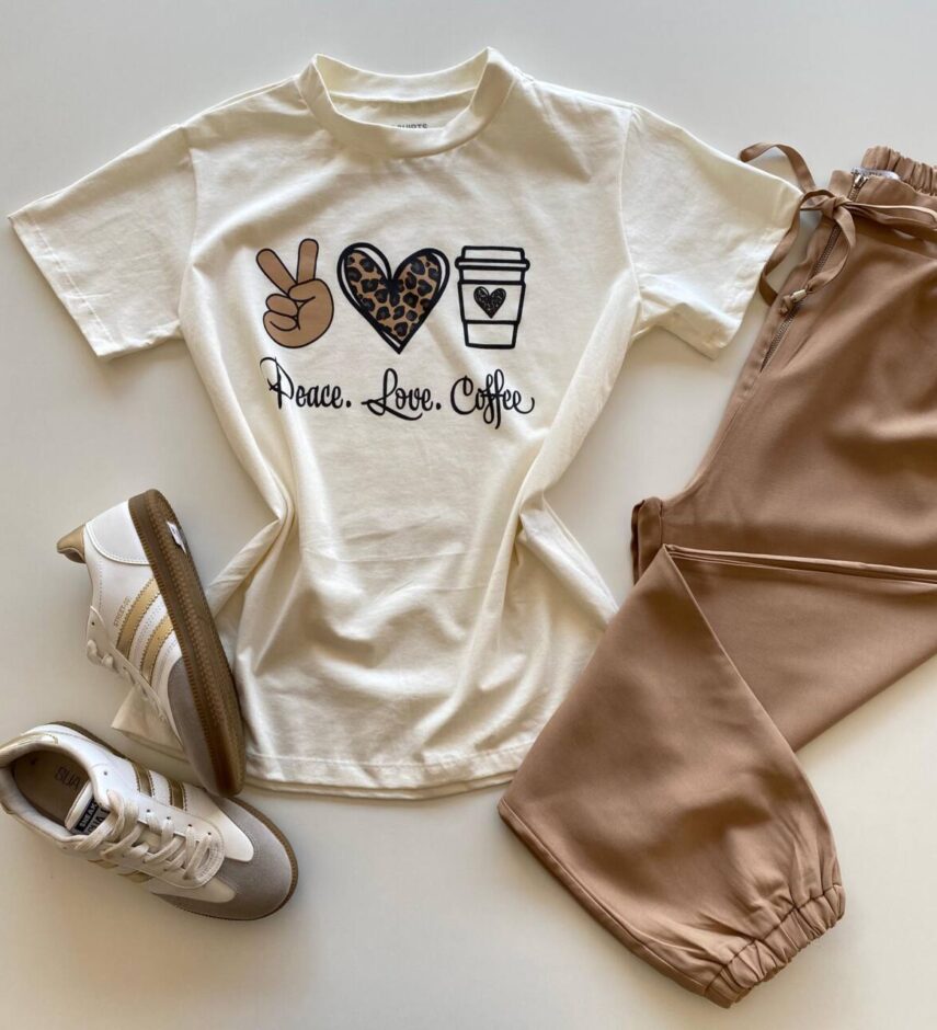 T-shirt Feminina Manga Curta Off White Peace Love Coffee - Fernanda Ramos Store