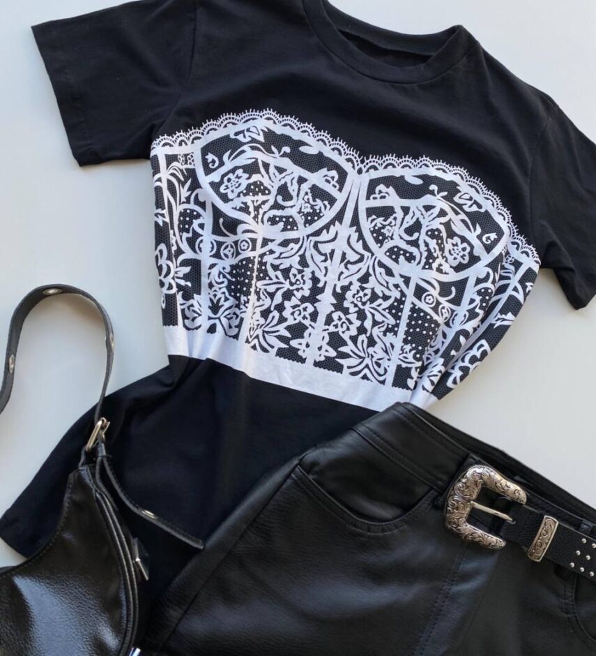 T-shirt Feminina Manga Curta Preta com Estampa de Corset - Fernanda Ramos Store