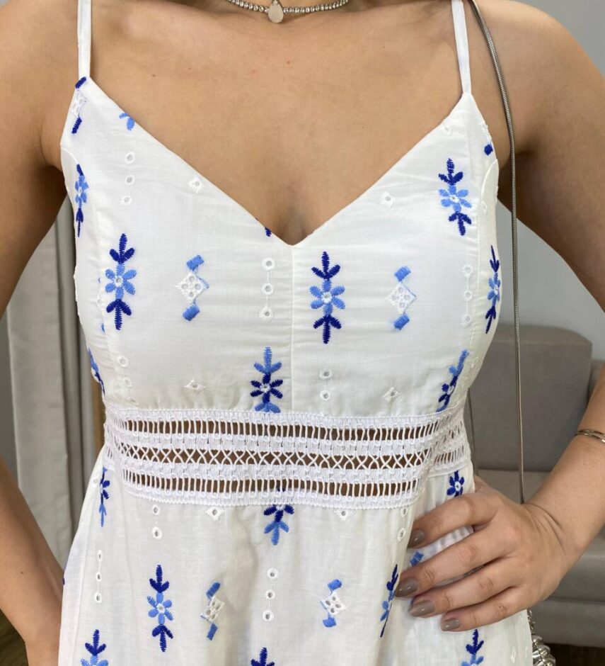 Vestido Longo Maitê com Bojo Detalhe Azul em Guipir Branco - Fernanda Ramos Store
