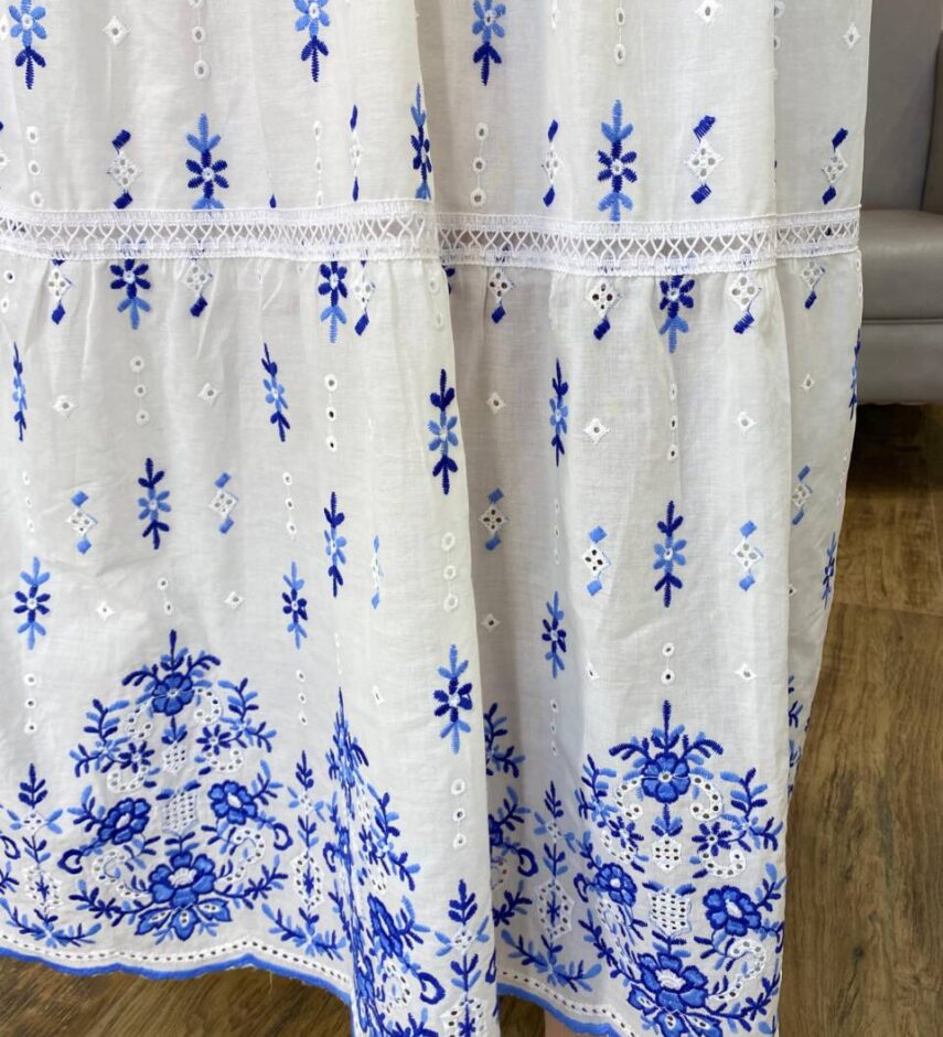 Vestido Longo Maitê com Bojo Detalhe Azul em Guipir Branco - Fernanda Ramos Store