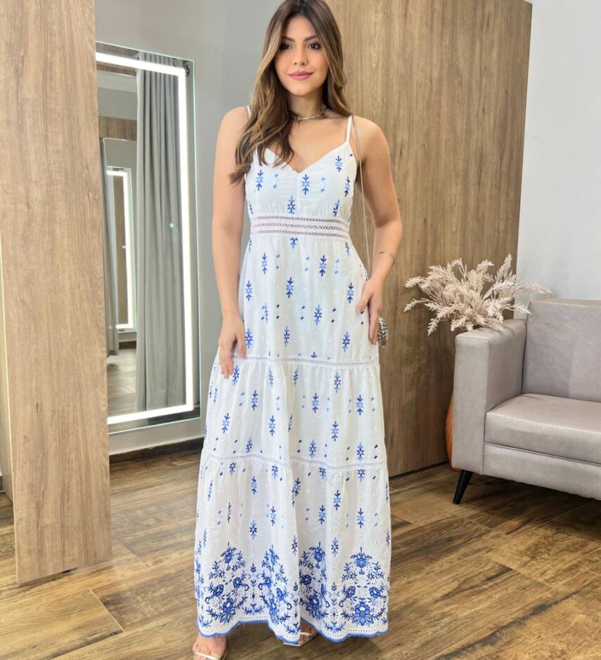 Vestido Longo Maitê com Bojo Detalhe Azul em Guipir Branco - Fernanda Ramos Store