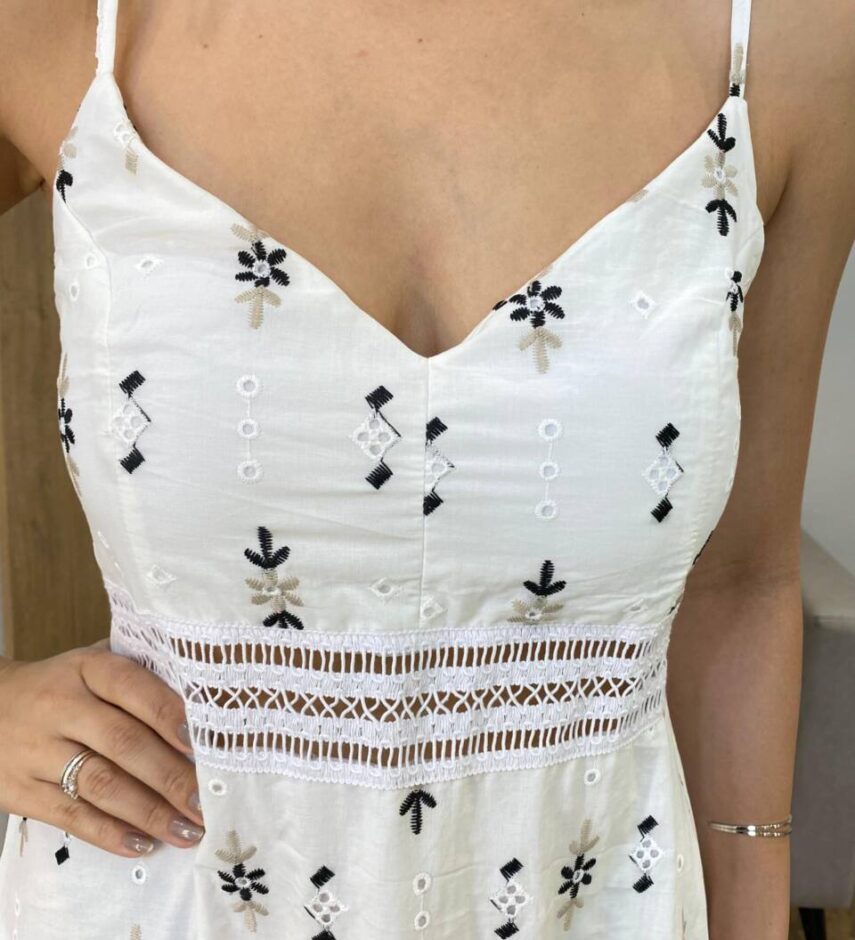 Vestido Longo Maitê com Bojo Detalhe Preto em Guipir Branco - Fernanda Ramos Store