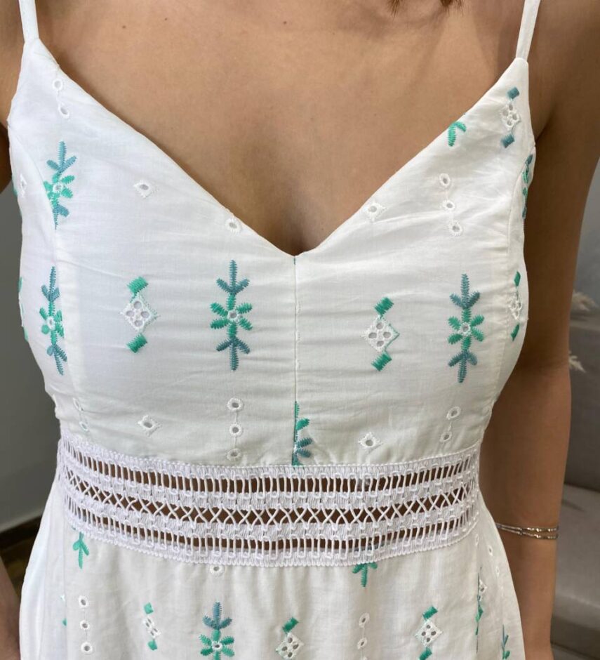 Vestido Longo Maitê com Bojo Detalhe Verde em Guipir Branco - Fernanda Ramos Store