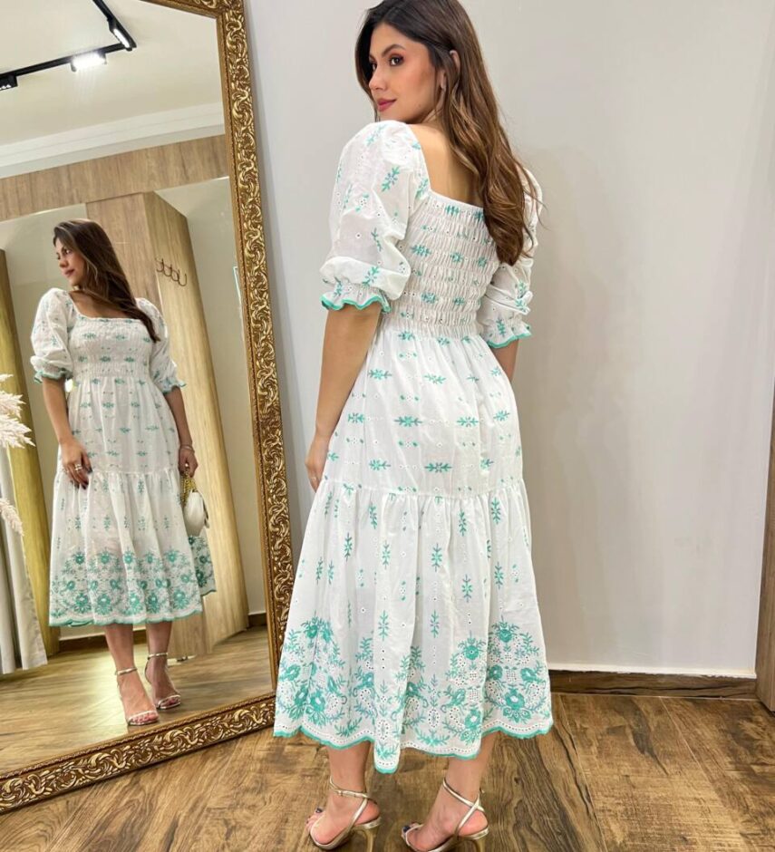 Vestido Midi Manga Curta Naty sem Bojo Branco com Bordado Verde - Fernanda Ramos Store