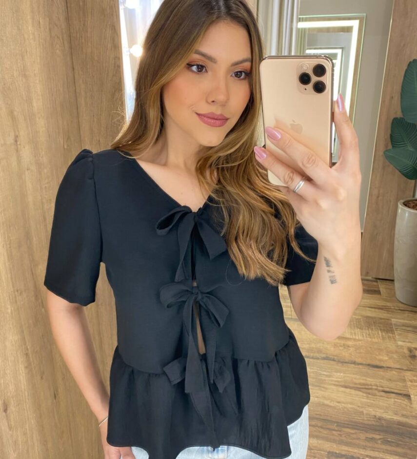 Blusa Bata Manga Curta Alice com Amarração Frontal Preta - Fernanda Ramos Store