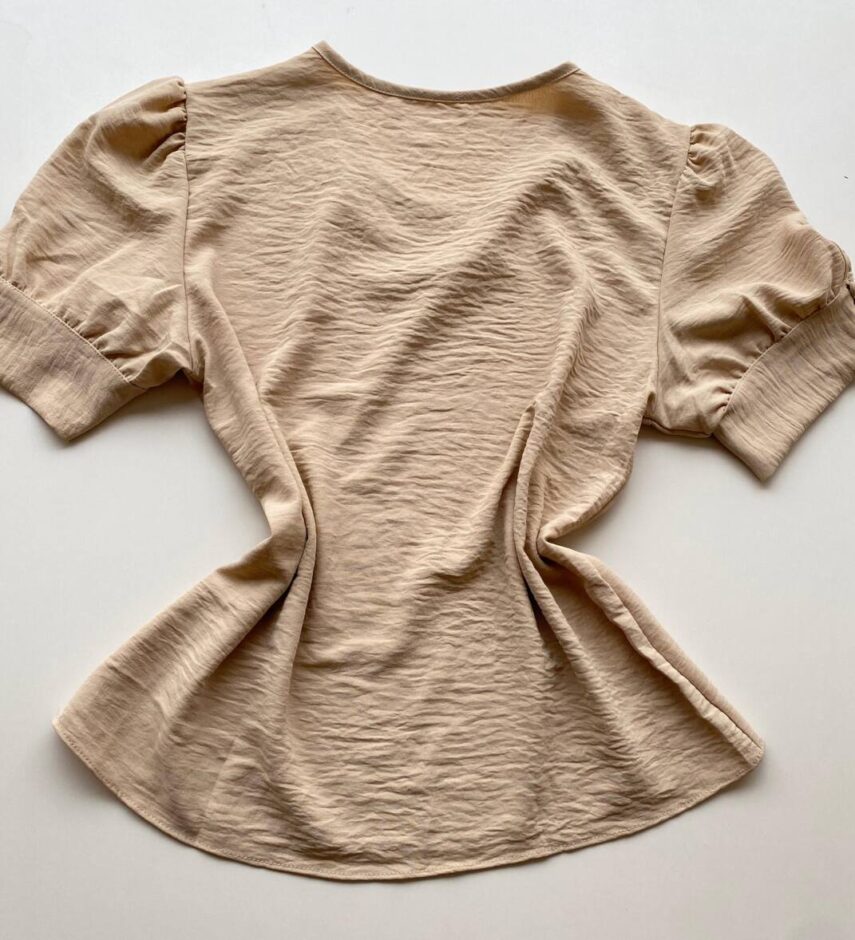 Blusa Feminina Crepe Manga Curta com Detalhe de Botões Bege - Fernanda Ramos Store