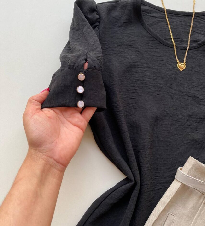 Blusa Feminina Crepe Manga Curta com Detalhe de Botões Preta - Fernanda Ramos Store